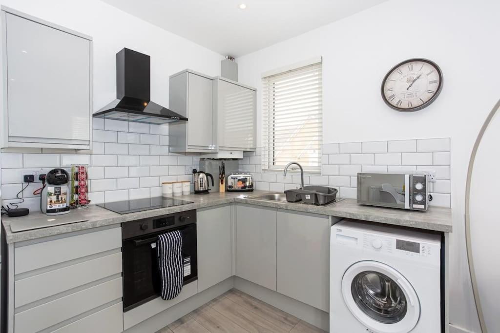 2 Bed Apartment Near The Beach サウスエンド・オン・シー エクステリア 写真